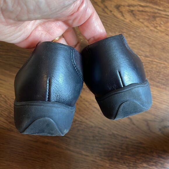 Munro black cloth slip on loafers with shock absorbing heels - Picture 5 of 8